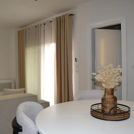 Villa 18 Velipojë
